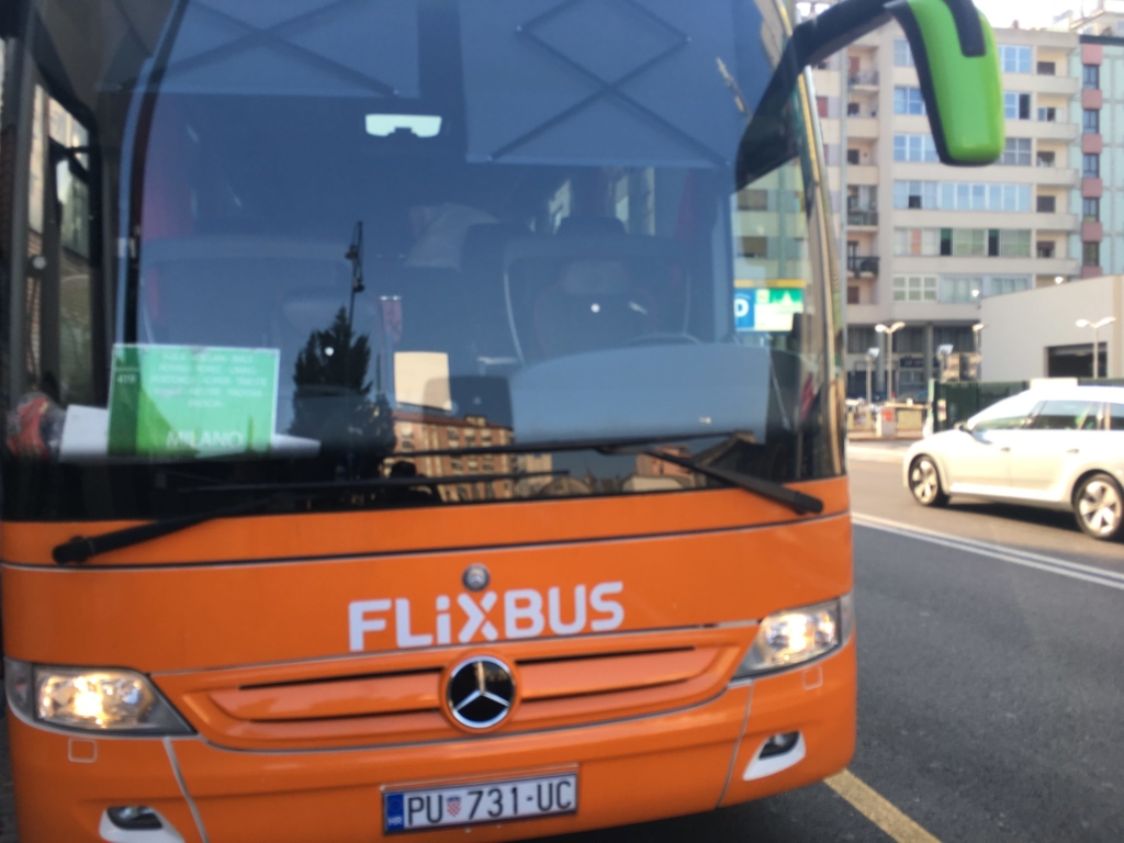 ベネチア・メストレ駅前のバス停に着いたFlixBus